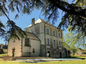 Отель Majestic villa in Cussay with swimming pool  Кюссе